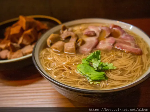【高雄。美食】參福麵線。豆腐。隱身第一市場的超美味麵線糊，深夜裡的文青風麵線糊，加一份酥脆的鹹酥小青方｜附菜單