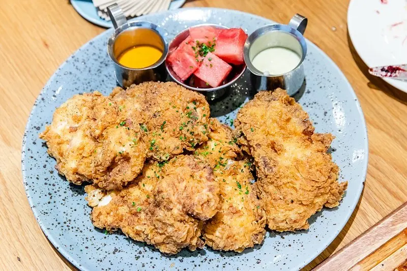 【台北捷運美食】【中山站美食】Buttermilk 摩登美式餐廳,全球十大好吃炸雞前十-美國阿嬤秘方炸雞