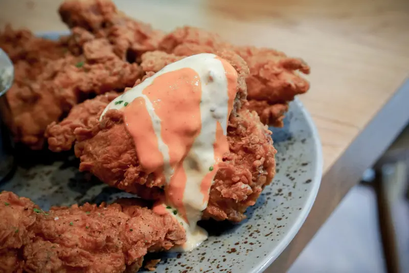 Buttermilk摩登美式餐廳X魔王 台北中山區 amba中山意舍新開幕餐廳 美國阿嬤祕方炸雞吮指回味 比司吉 布丁帕菲 捷運雙連站 內文有店家資訊與菜單 