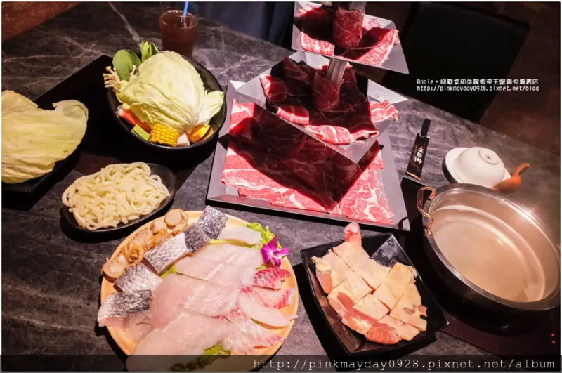 ✿台北✿ 無敵浮誇！全台獨創塔式擺盤 澎湃的三層牛肉塔看了好爽快阿 ➜ 捌圓堂和牛龍蝦帝王蟹鍋物專賣店 (台北ATT4FUN店)