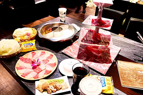 [台北信義] 麻辣鍋捌圓堂和牛龍蝦帝王蟹鍋物專賣店蓋世肉塔霸氣十足 / ATT4fun美食