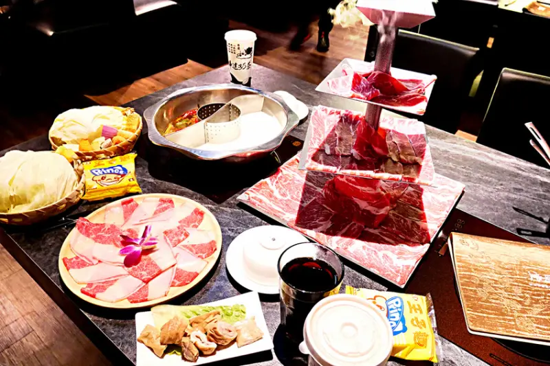 [台北信義] 麻辣鍋捌圓堂和牛龍蝦帝王蟹鍋物專賣店蓋世肉塔霸氣十足 / ATT4fun美食