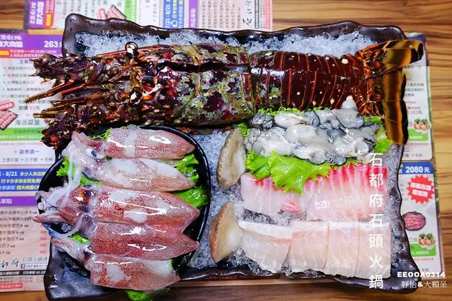 新莊火鍋 ▶ 石都府石頭火鍋達人 ▶ 超大肉盤只要263元 平日下午肉盤免費升級變兩盤 菜盤還能換成肉盤 捷運丹鳳站美食 內有菜單