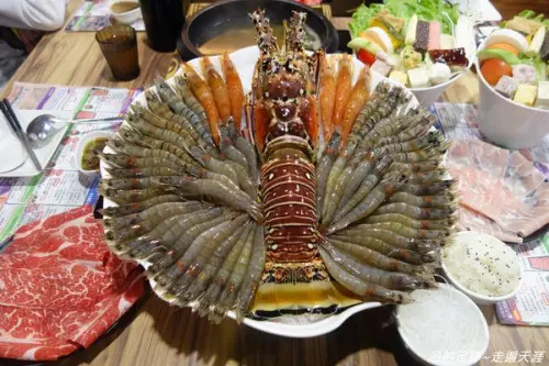 [食記] 新北新莊火鍋 - 石都府石頭火鍋達人 ~ 超狂超澎湃的巨無霸龍蝦 + 金多蝦海陸鍋