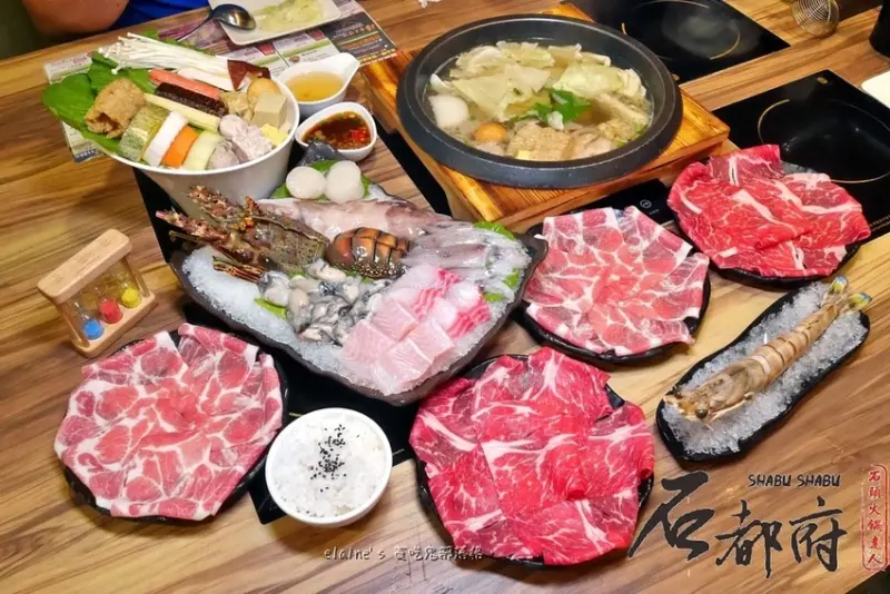 吃。新北新莊《石都府石頭火鍋達人 新莊店》點肉變Double，壽星還有巨無霸澎湖明蝦，全台灣只有石都府敢這樣送了吧。新莊火鍋推薦