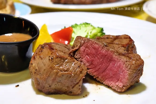 《桃園♥食記》Mr.Tom 頂級牛排館。林口美食推薦 看似低調簡樸牛排館，裡面藏著好吃到讓人舌頭都快吞下去的Nature prime！(A8長庚醫院站)