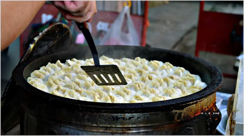 【高雄】大豐二路三十年無名煎餃攤‧一賣就賣三十多年的老味道 小小煎餃攤  幸運起鍋就買到 不然就排隊等