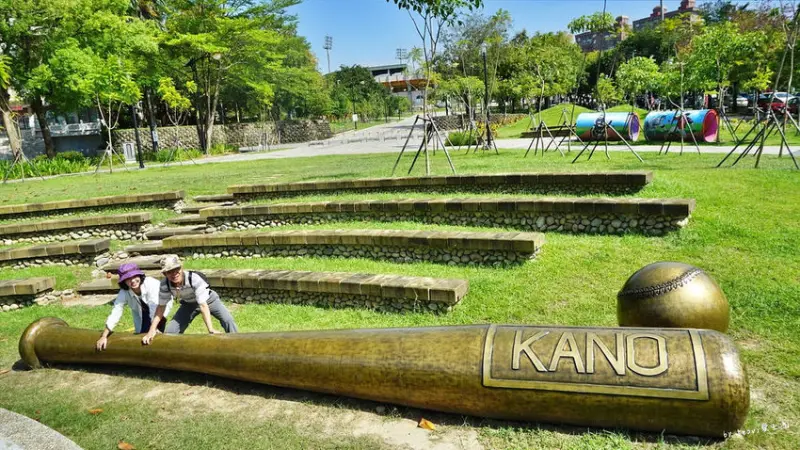 ★嘉義東區★【KANO棒球園區】被遺落的巨人球棒、棒球、手套。