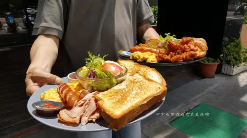 老點Homies。豐富型的基本款早餐還能一早就吃唐揚雞