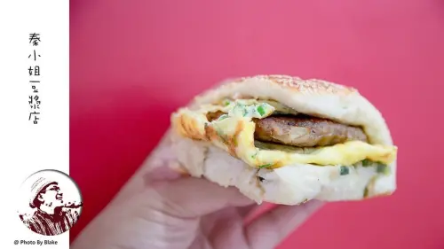 大漠風味的新疆豬排蔥花餅，別家店吃不到的獅子頭燒餅，這家傳統早餐點真的很有趣｜布雷克出走旅行視界