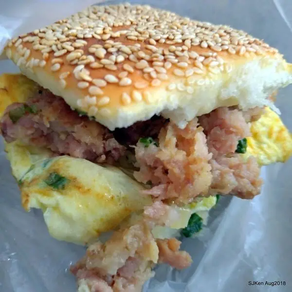 (延吉街美食)「秦小姐豆漿店」--- 獨門獅子頭蔥花餅與酸豇豆蛋餅，招牌美食好美味! 