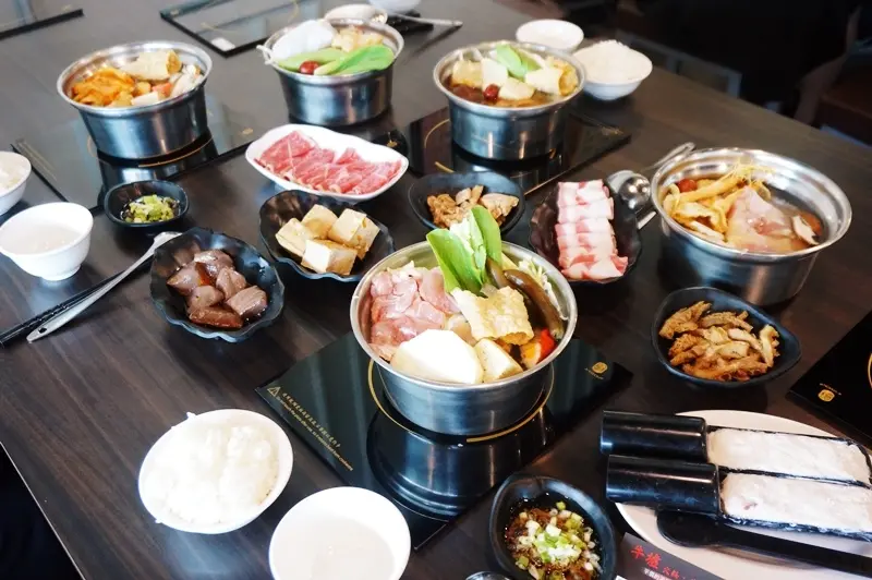 【台南市-安南區美食】牛墟牛肉火鍋店。除了大眾鍋，現在也有個人鍋可選擇！湯鍋選擇性多，堅持湯頭、肉品原味不變～還有鮮泡茶可消化哦