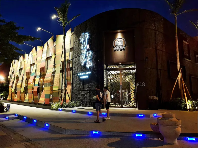 [台中] 椰林世界椰子雞跨界鍋物餐廳 公益路新餐廳 主打椰子雞肉火鍋煲仔飯好吃