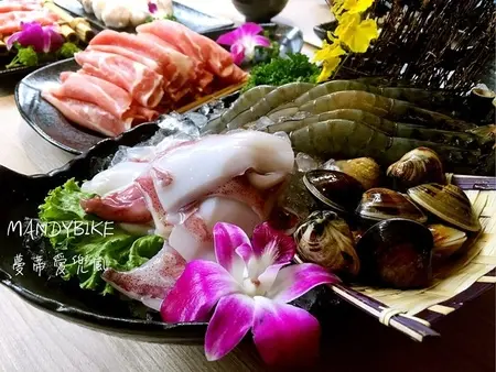 【台中│美食】椰林世界‧椰子雞。清香甜潤。跨界鍋物餐廳