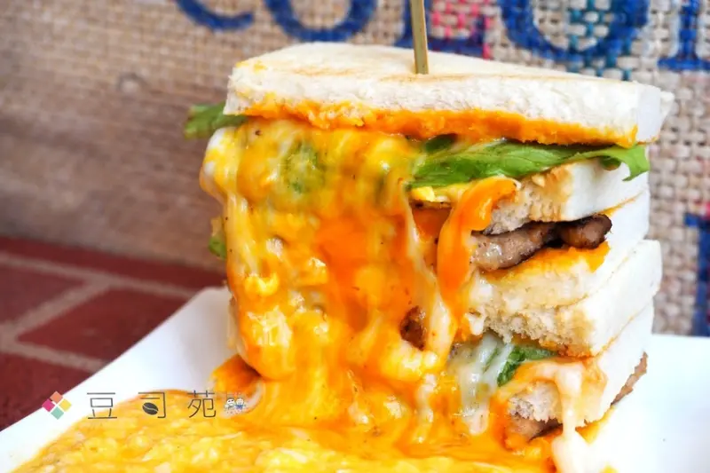 【新北市中和區】♥豆司苑♥捷運南勢角站美食推薦.超邪惡失控起司瀑布三明治視覺感華麗又好吃,店內還有提供手沖咖啡喔!!