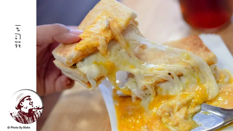 巷弄內超夯排隊早餐店，竟有4.4分以上的高評價，主推在IG爆紅的瀑布流不受控起司肉蛋｜布雷克出走旅行視界