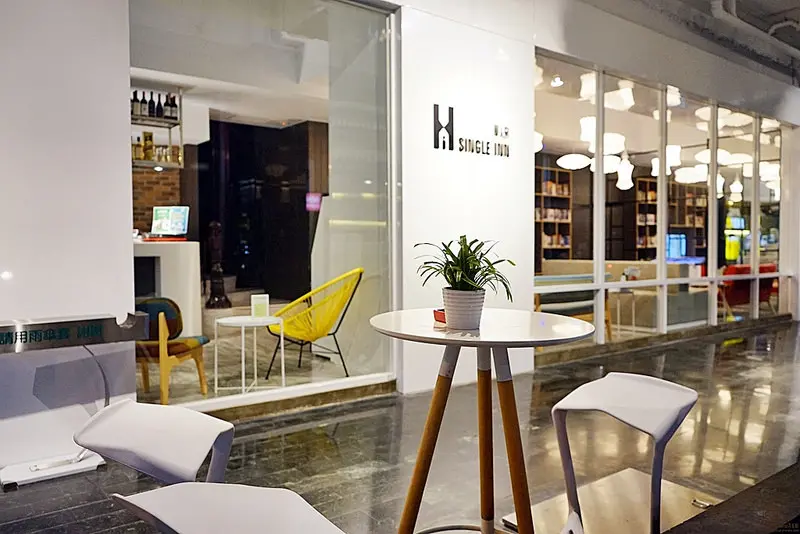 『高雄。住宿』 SingleINN 單人房（高雄站前館）｜新型態的潮流住宿 膠囊＆青旅＆旅館的結合  單人限定 邊緣人免驚 一個人的旅行也可以擁有平價又舒適的獨立空間，入住即贈送海