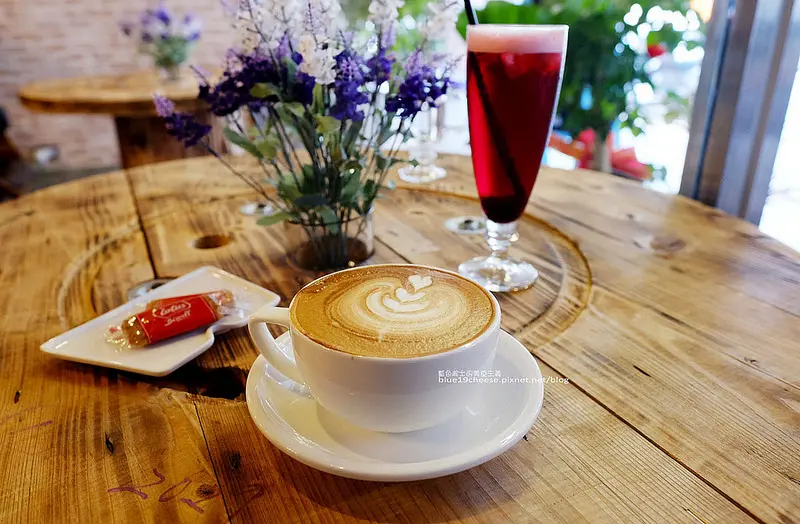 【台中西屯】WuwuS Coffee-低調簡單的藍色扛棒.有個人風格的內部裝潢.攝影健身咖啡.張無忌涼麵隔壁 - 藍色起士的美食主義