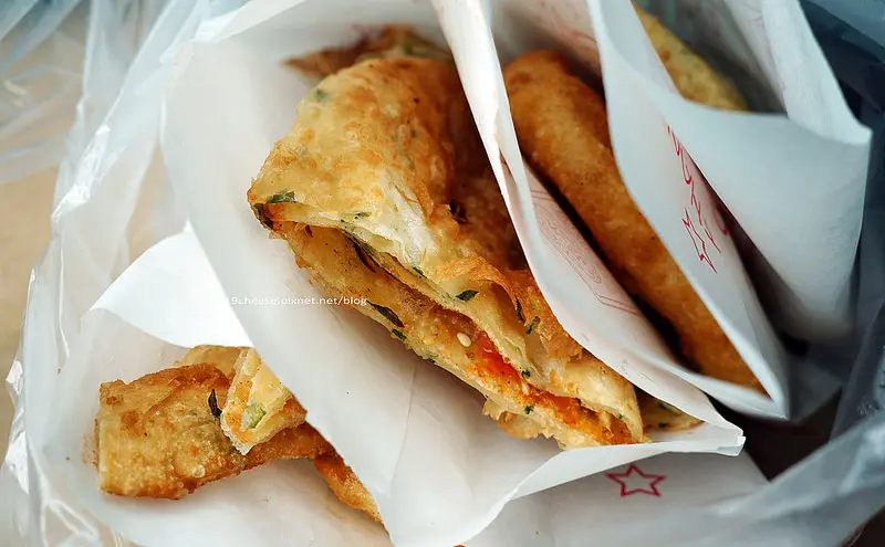 【台中大雅】大雅蘿蔔絲餅-外酥內軟鮮甜蘿蔔絲餅.蔥油餅還有特製甩油機先甩掉一些油膩感.二十多年在地人氣排隊小吃.頂好超市旁.威汀城市酒店斜對面 - 藍色起士的美食主義