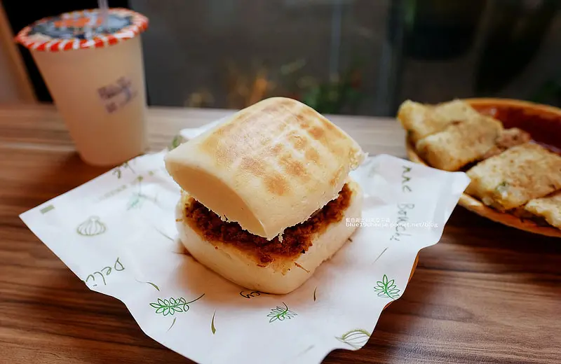 【台中北區】八燔殿日安朝食處-推烤饅頭.芋頭和肉鬆真是絕配.還有吐司餐包和蛋餅.台中早餐推薦.悅榕建案一樓.崇德榕園旁 - 藍色起士的美食主義