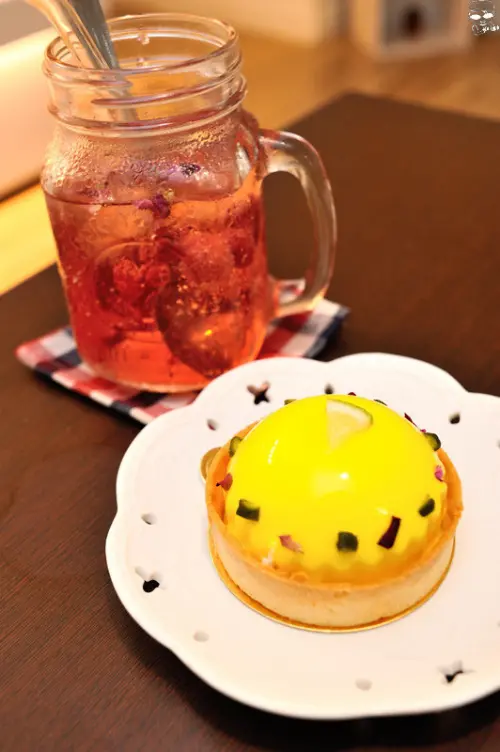 [台中好吃]AB法國人的甜點店，慕斯塔柔軟綿密，氣泡飲酸甜誘人，給我蔚藍海岸一下午的悠閒