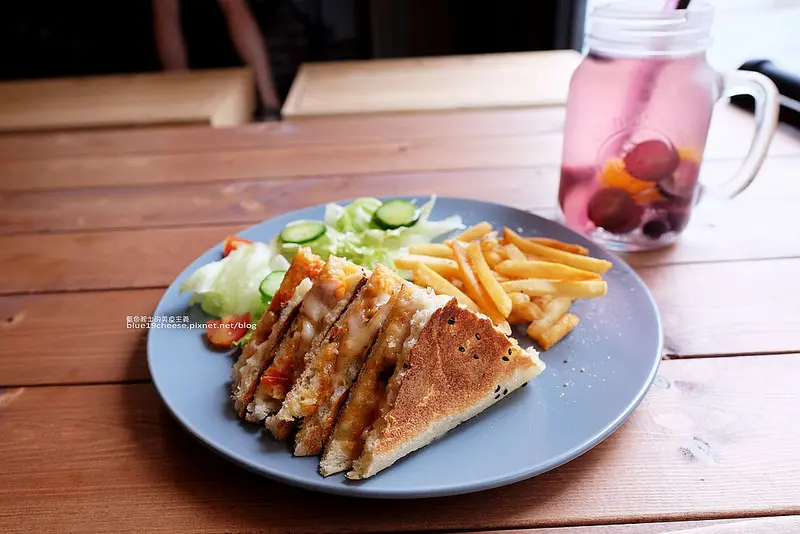 【台中龍井】CHDC CHAP Deco & Cuisine-木質調與工業風裝潢.執著環保及資源回收的建材.看似簡單卻又不簡單.有自己的特色和點子.東海藝術街商圈美食.路口處是花漾美味坊 - 