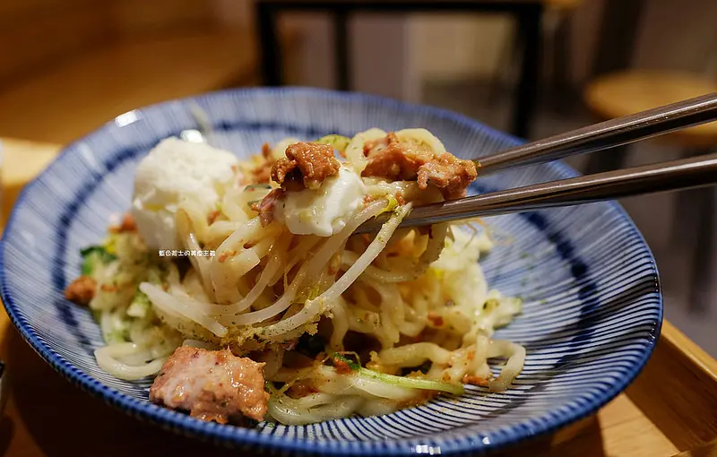 【台中龍井】誠食堂No More Lies-冰淇淋和麵拌在一起吃耶.麵食飯食湯品.東海別墅商圈美食 - 藍色起士的美食主義