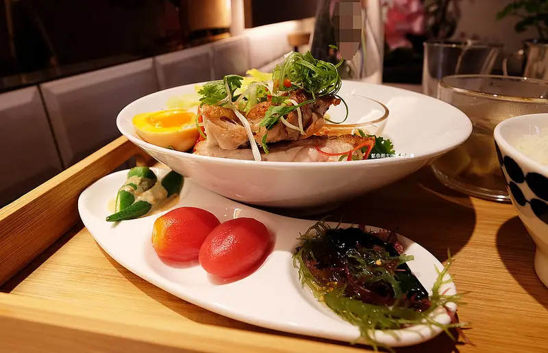 【台中北區】好·不簡單-好食慢慢二店.原班人馬.好不簡單.亞洲料理.食材嚴選.上等玉米雞.有心肉舖子認證豬肉.冠軍總統米.勤億黃金視好蛋.紅玉18號.無農藥蔬果.建議先訂位喔 - 藍色起士的美食主義