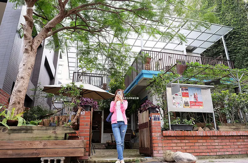 【台中西區】筆堆Bidui.Cafe.Yoga.Coffee.Life勤美店-筆堆咖啡好生活.IG打卡網紅網草照.紅磚牆老屋咖啡館.被綠意包圍.自然風.小昆蟲.沒有電話訂位.沒有冷氣.半室外空間.店狗