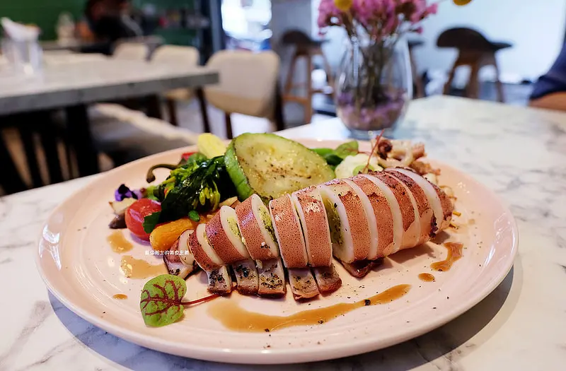 【台中西區】Anjoy Kitchen-療癒系美食.口感與食材的用心.注意每一個細節.美味無負擔.想買人氣配菜小番茄回家.店狗Fifi.寵物友善餐廳.富旺國美天藏建案旁 - 藍色起士的美食主義