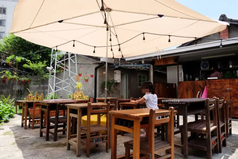 【台中豐原】默坊-坐在小學課桌椅吃冰.50年代裝潢.豐原新打卡拍照IG夯點 - 藍色起士的美食主義