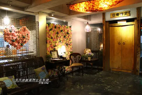 亞奇文旅隱身在羅東夜市。藝術與文青結合的風格旅店。