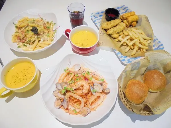 新北中和美食推薦|Gusta Pasta 古斯塔義大利麵 附爆漿湯包 晚餐時段再送濃湯!! 飲料無限暢飲 新北遠東科技園區附近美食 中永和美食推薦 平價義大利麵 松露奶油野菇雞肉 粉紅醬明太子海鮮