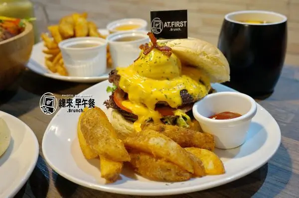 【台北美食】At•First Brunch 緣來-忠孝店 東區巷弄美食 / 早午餐 / 超邪惡犯規熔岩花生醬起司牛肉堡 / 愛評體驗團