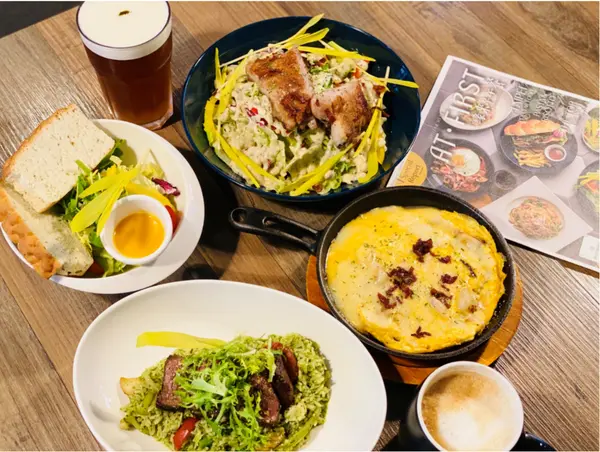 【台北美食￭大安區】At • First Brunch 緣來-忠孝店 x 燉飯多味美、烘蛋香滑順，緣來不簡單、趕快來買單║ 東區早午餐推薦、國父紀念館早午餐推薦