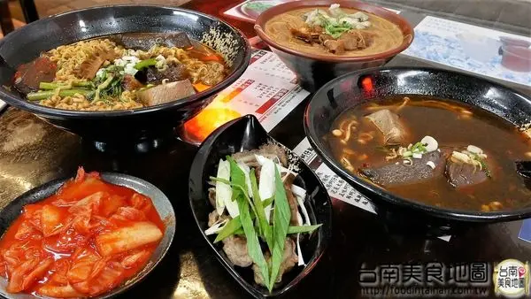 【台南市-中西區美食】『老瀚推車極品麻辣鴨血』全新推出的邪惡宵夜美食『極品麻辣三寶麵』，可是用30多種中藥精燉的麻辣湯底呢◐ڡ◐*還有還有研發20多年的麻辣鴨血，那濃醇香麻的滋味丫~辣的超過癮！ヾ(≧