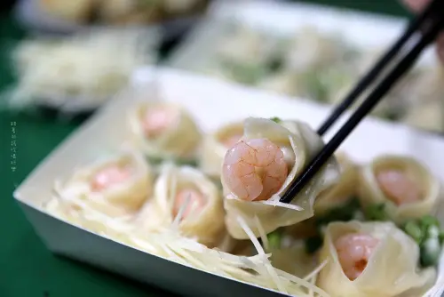 IG瘋傳超夯！包一整隻蝦霸氣鮮蝦燒賣，噴汁爆餡小籠湯包