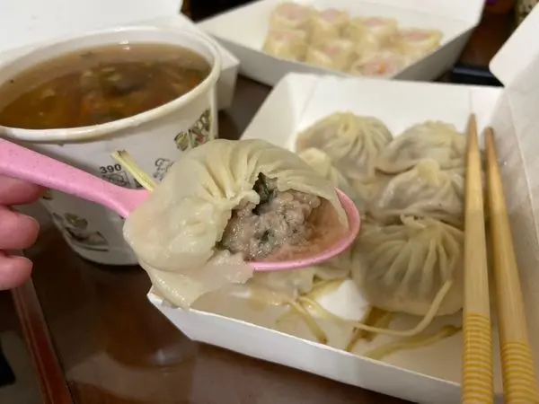 【板橋美食】比鼎泰豐還好吃爆汁湯包_裕民街56巷口手工湯包_開門前就大排長龍外帶回家吃也依然美味！