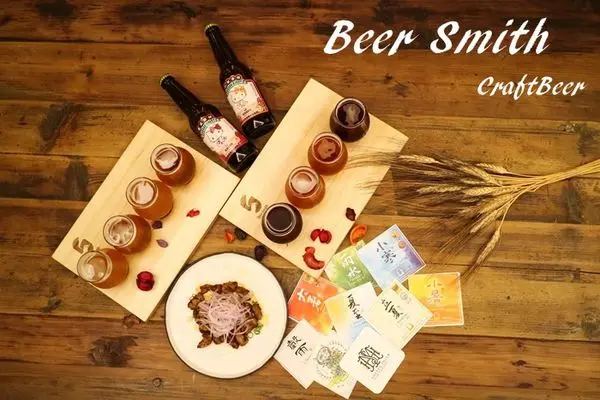 忠孝復興站。大安路一段》東區巷弄食記 》Beer Smith 精釀啤酒吧 東區首創第一家精釀啤酒頭生啤酒 24節氣通通都能喝的到 各式創意下酒菜好吃到讓你不要不要!
