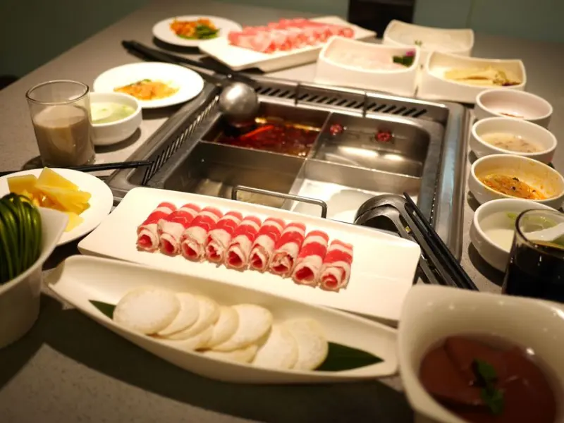 【新竹美食】海底撈火鍋新竹分店(新竹大遠百4F)。服務一百分的麻辣火鍋店。