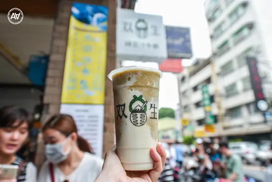 双生綠豆沙牛奶：台南中西區美食-台南近期最火紅的飲料，每日限量，想喝要趁早！