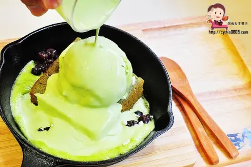 中原商圈出現好好拍的抹茶甜品屋，有冰火抹茶布朗尼哦~