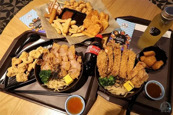 信義新光三越 炸去啃鹹酥雞巨無霸雞排飯/泰式松阪豬 歡樂分享餐推薦炸薯片/炸鬆餅~        
      