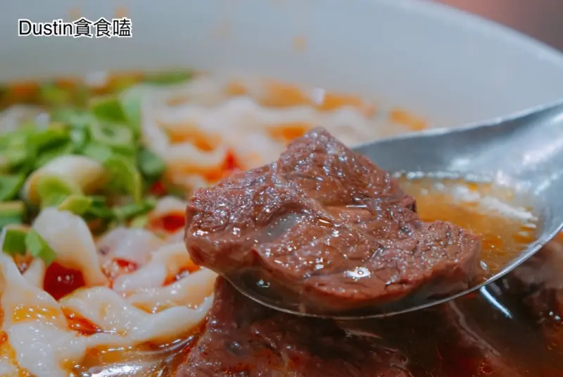 學生最愛！杭州南路免費加湯加麵牛肉麵【Dustin貪食嗑】