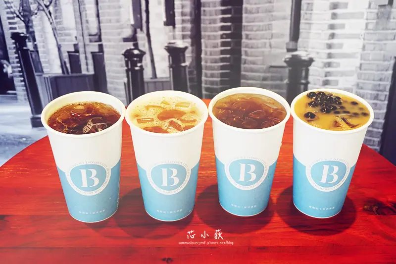 龐德街 Bond Street 旗艦總店。馬卡龍色史帝芬藍店面，英國倫敦風格裝潢設計，使用天然原料的茶飲品牌，經典紅色電話亭，IG打卡新熱點!