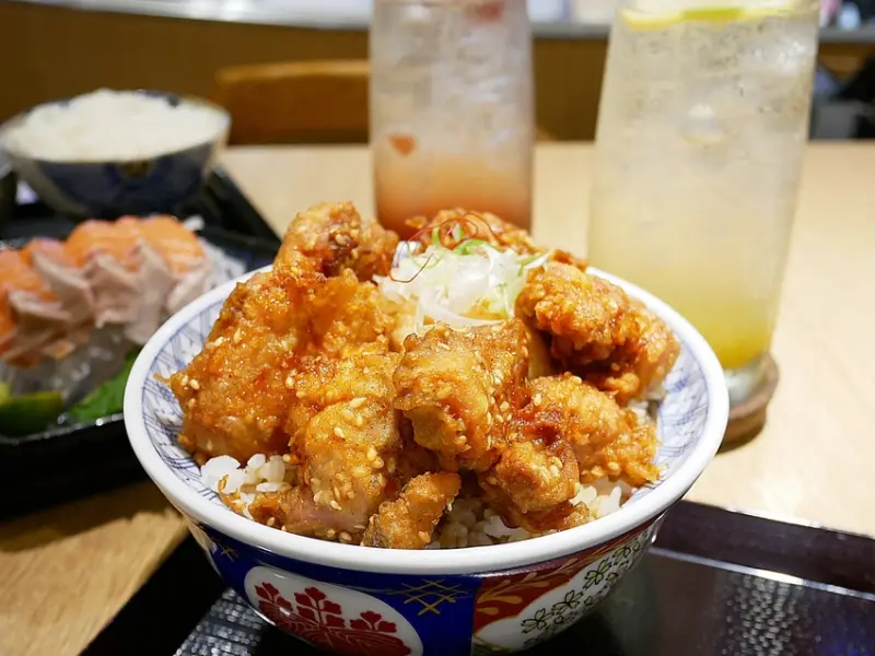 台北丼飯推薦，跟繼光香香雞合作的新口味超好吃，雖然不夠日式但美味就夠了，鮮嫩炸雞超好吃-金子半之助