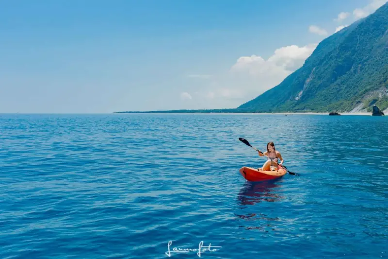 [旅遊景點]藍天，碧海，比基尼，乘著遊艇，讓鯨彩悠活帶您僘佯美麗的東海岸景點，享受太平洋忘憂之旅 - │老莫 Say台南│