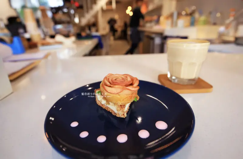 彰化員林│二本咖啡-白色系簡約裝潢.有早午餐和甜點的咖啡館 - 藍色起士的美食主義