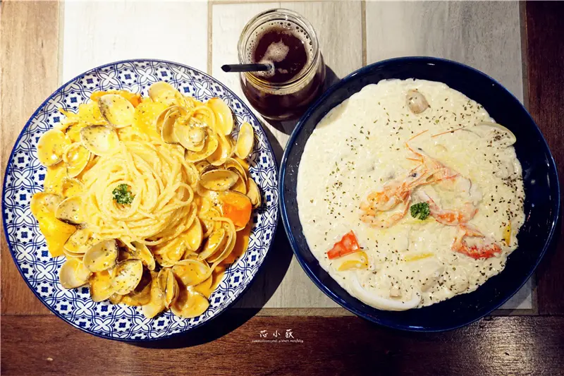 JAI 宅。HUN 混新品牌，台中一中商圈最美義式餐廳，叢林風直接將車子搬進去，歐洲街道設計，每個地方都超美，網美集散地!