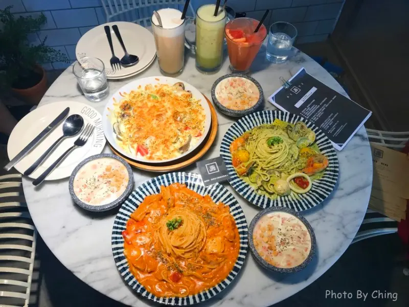 【台中‧美食】JAI宅網美愛店，卡車直接搬進餐廳一中最美餐廳，IG打卡名店CP值高